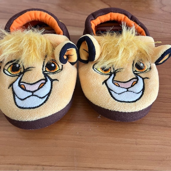 Children’s Disneys The Lion King Simba Slippers Size 5/6 - Picture 2 of 6